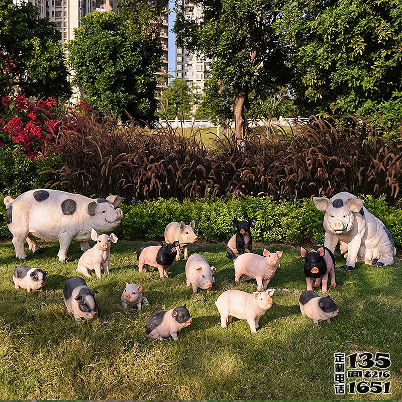 景區(qū)動(dòng)物園擺放一群玻璃鋼彩繪豬雕塑