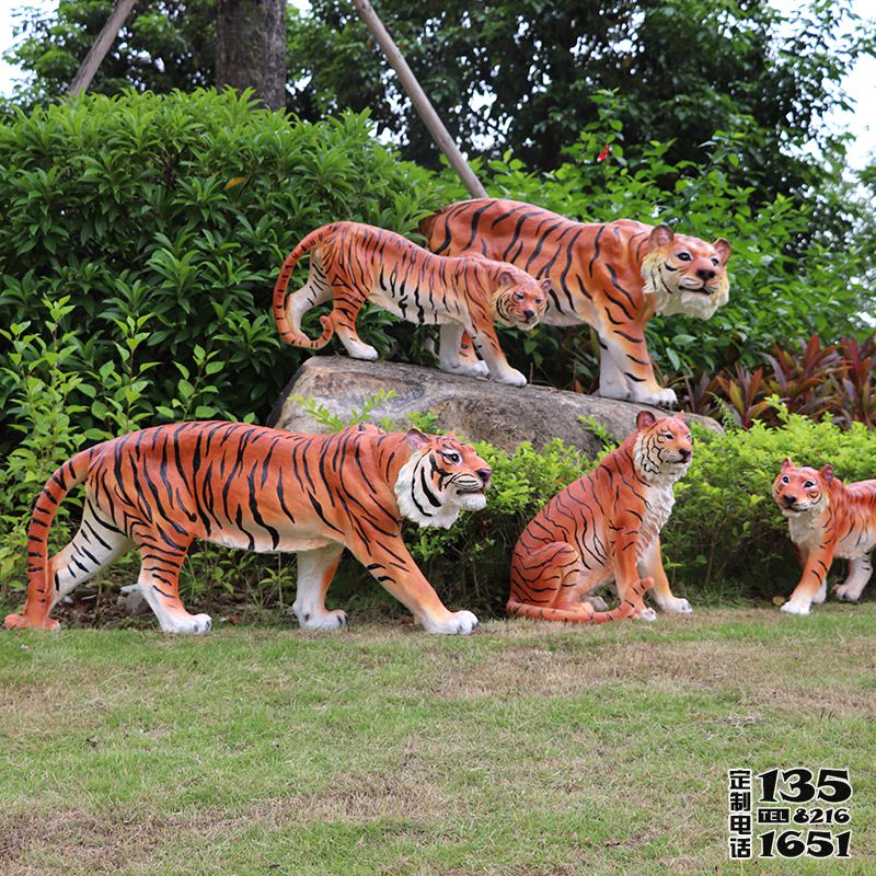 公園里擺放的五只不同形態的玻璃彩繪鋼仿真老虎雕塑 公園里擺放的五只不同形態的玻璃彩繪鋼仿真老虎雕塑