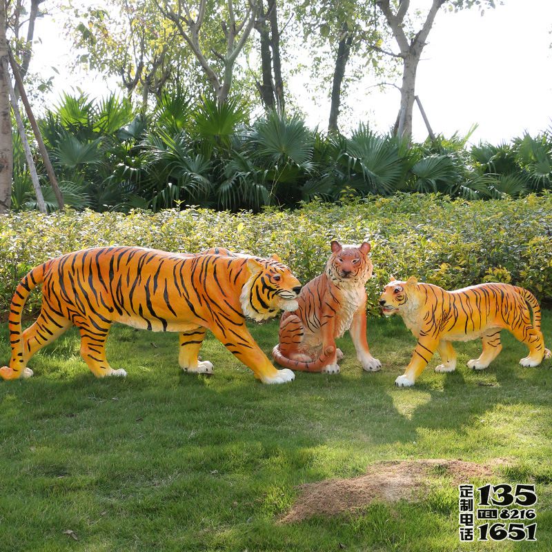 公園里擺放的三只仿真動物玻璃鋼彩繪老虎雕塑 公園里擺放的三只仿真動物玻璃鋼彩繪老虎雕塑