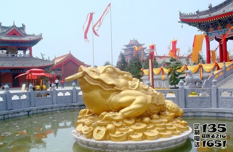 景區(qū)水池里擺放的金色的玻璃鋼噴漆金蟾雕塑 景區(qū)水池里擺放的金色的玻璃鋼噴漆金蟾雕塑
