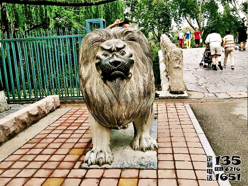 大型戶外街道玻璃鋼創意行走的仿真動物獅子雕塑 大型戶外街道玻璃鋼創意行走的仿真動物獅子雕塑