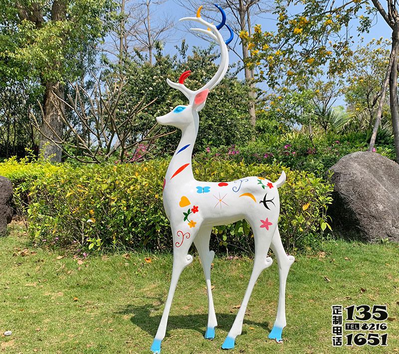 戶外公園景區一只行走的公鹿玻璃鋼彩色梅花鹿雕塑 戶外公園景區一只行走的公鹿玻璃鋼彩色梅花鹿雕塑