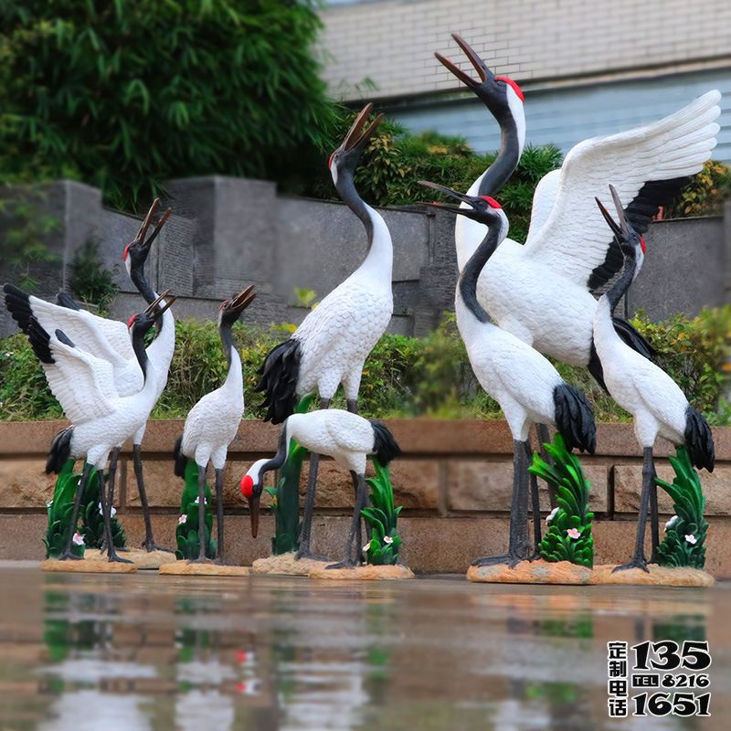 公園玻璃鋼彩繪成群結隊的仙鶴雕塑 公園玻璃鋼彩繪成群結隊的仙鶴雕塑