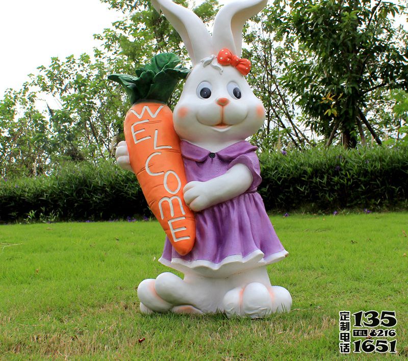 庭院里拿著胡蘿卜的玻璃鋼彩繪仿真兔子雕塑 庭院里拿著胡蘿卜的玻璃鋼彩繪仿真兔子雕塑