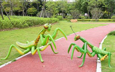 公園玻璃鋼仿真動(dòng)物螳螂雕塑