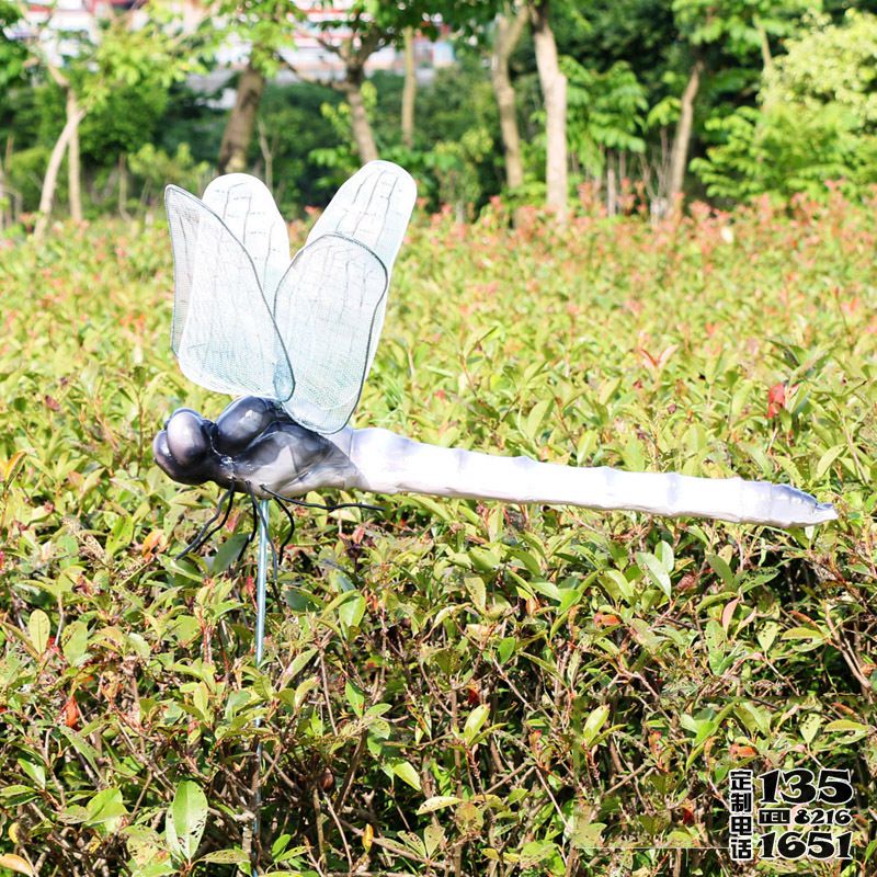 園林草坪中玻璃鋼仿真動物蜻蜓雕塑 園林草坪中玻璃鋼仿真動物蜻蜓雕塑