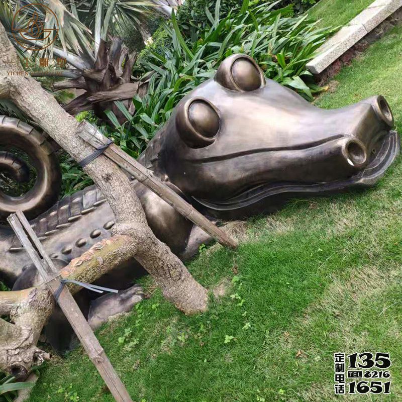 草地?cái)[放的玻璃鋼仿銅創(chuàng)意鱷魚雕塑 草地?cái)[放的玻璃鋼仿銅創(chuàng)意鱷魚雕塑