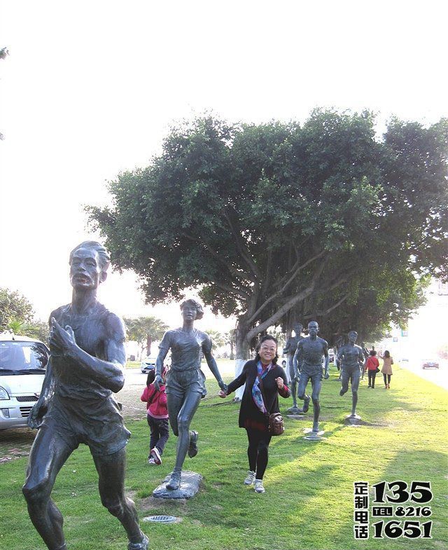 公園跑步人物小品景觀玻璃鋼仿銅雕塑 公園跑步人物小品景觀玻璃鋼仿銅雕塑