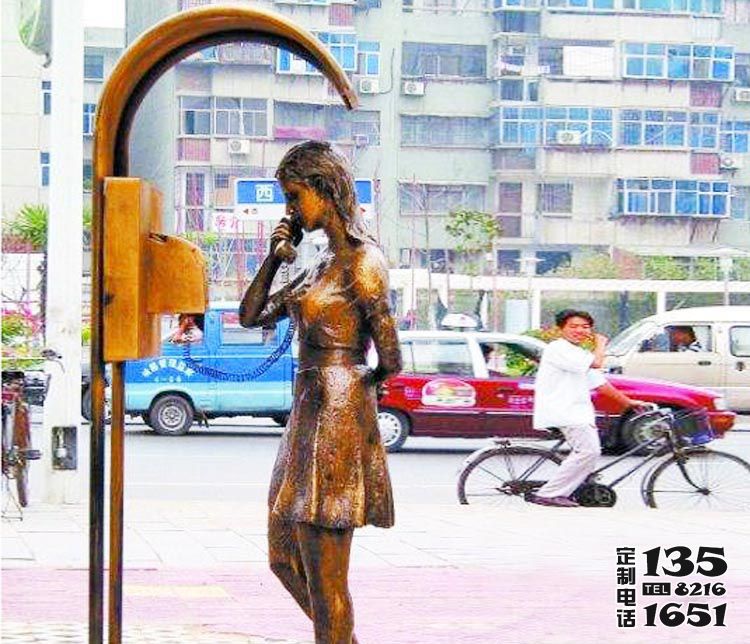 城市街道玻璃鋼仿銅電話亭打電話的女孩雕塑 城市街道玻璃鋼仿銅電話亭打電話的女孩雕塑