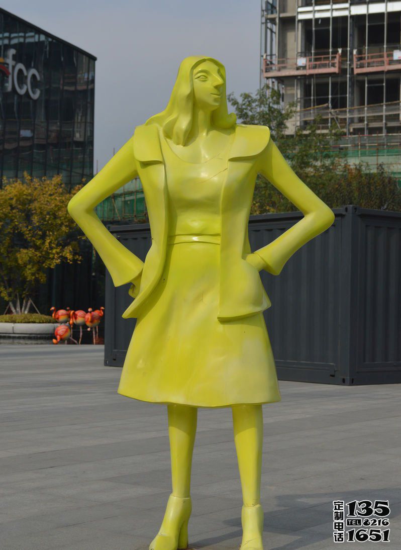 城市街道創(chuàng)意玻璃鋼黃色站立的女人雕塑 城市街道創(chuàng)意玻璃鋼黃色站立的女人雕塑