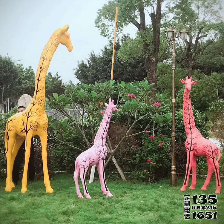 動(dòng)物園擺放的玻璃鋼彩繪仿真動(dòng)物長(zhǎng)頸鹿雕塑 動(dòng)物園擺放的玻璃鋼彩繪仿真動(dòng)物長(zhǎng)頸鹿雕塑