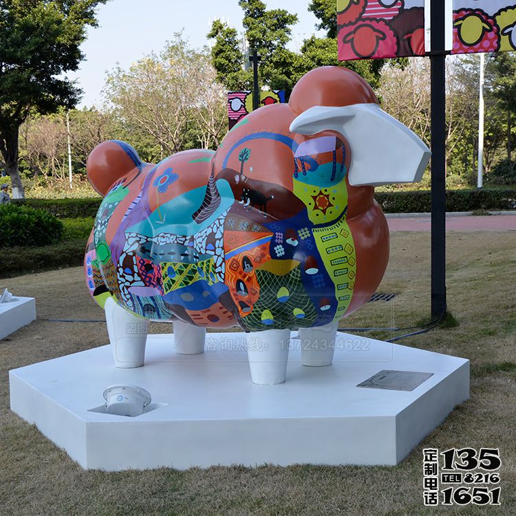 廣場(chǎng)街道上擺放的玻璃鋼彩繪綿羊雕塑 廣場(chǎng)街道上擺放的玻璃鋼彩繪綿羊雕塑