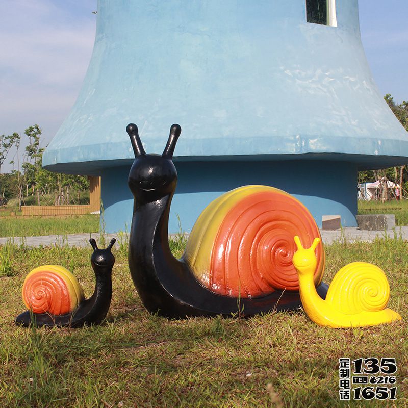 公園擺放的一大兩小的玻璃鋼彩繪蝸牛雕塑 公園擺放的一大兩小的玻璃鋼彩繪蝸牛雕塑