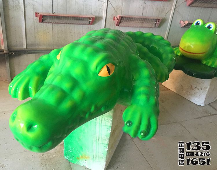 游樂場擺放的玻璃鋼卡通鱷魚雕塑 游樂場擺放的玻璃鋼卡通鱷魚雕塑