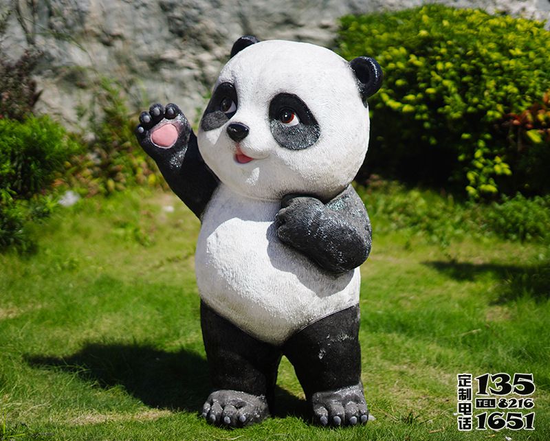公園草坪擺放的仿真卡通站立招手玻璃鋼熊貓雕塑 公園草坪擺放的仿真卡通站立招手玻璃鋼熊貓雕塑