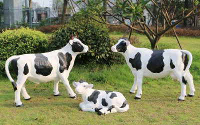 農(nóng)場玻璃鋼仿真動(dòng)物牛雕塑