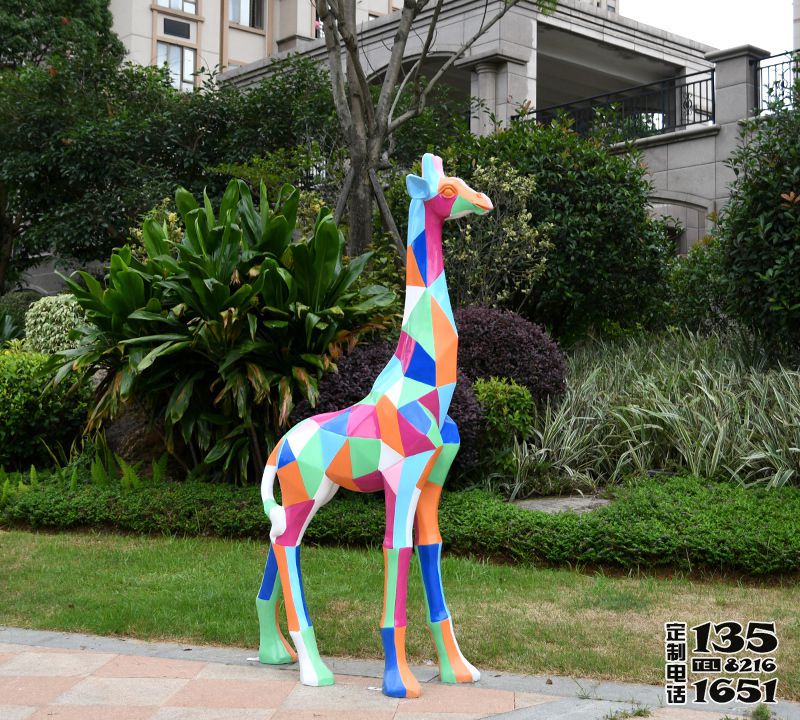 公園景區(qū)大型玻璃鋼幾何彩繪長頸鹿雕塑 公園景區(qū)大型玻璃鋼幾何彩繪長頸鹿雕塑