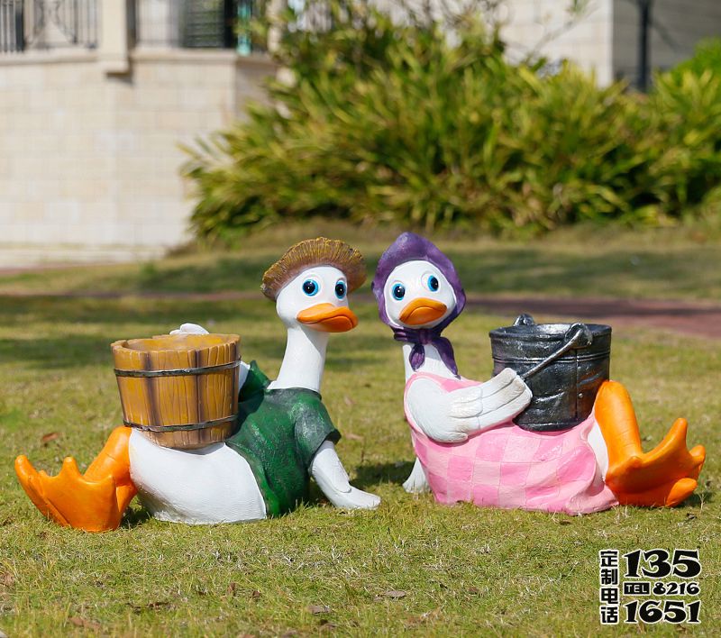 公園玻璃鋼卡通兩只坐著的鴨子雕塑 公園玻璃鋼卡通兩只坐著的鴨子雕塑
