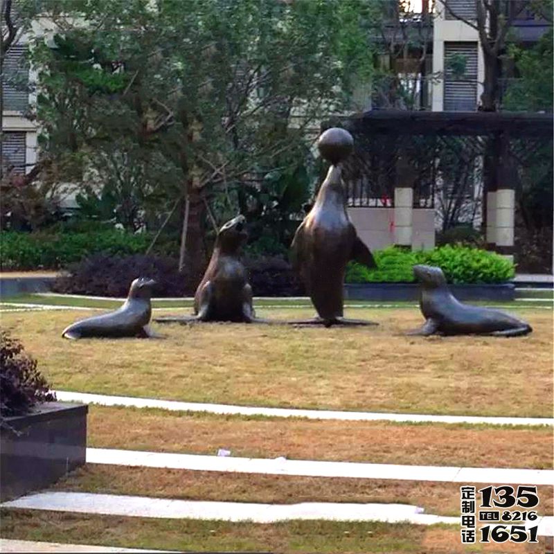 公園草坪上擺放的貪玩的玻璃鋼仿銅海豹雕塑 公園草坪上擺放的貪玩的玻璃鋼仿銅海豹雕塑