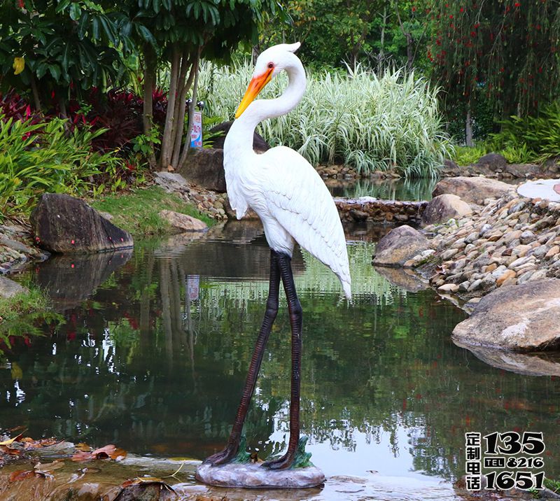 玻璃鋼仿真創(chuàng)意站在池塘邊上的大長腿仙鶴雕塑 玻璃鋼仿真創(chuàng)意站在池塘邊上的大長腿仙鶴雕塑