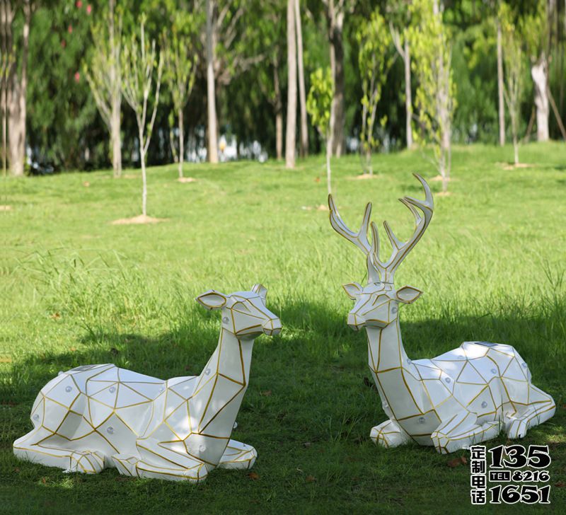 玻璃鋼幾何公園景區兩只臥著的梅花鹿雕塑 玻璃鋼幾何公園景區兩只臥著的梅花鹿雕塑