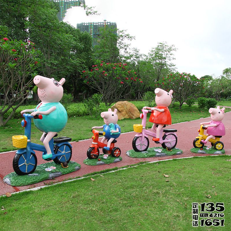 學校公園草坪擺放騎自行車的卡通小豬佩奇一家玻璃鋼雕塑 學校公園草坪擺放騎自行車的卡通小豬佩奇一家玻璃鋼雕塑
