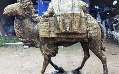 公園街道邊擺放的背著行李行走的玻璃鋼仿真創(chuàng)意駱駝雕塑