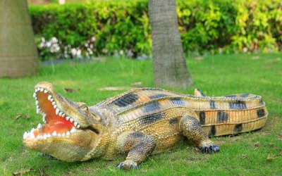 公園草地?cái)[放的張嘴的玻璃鋼仿真彩繪鱷魚雕塑