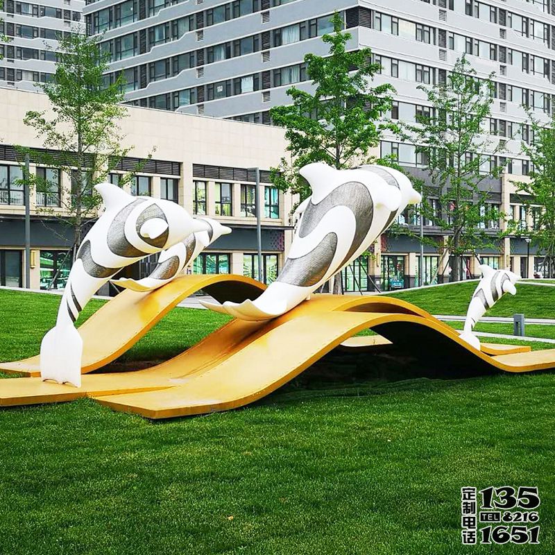 小區草坪玻璃鋼沖浪海豚景觀雕塑 小區草坪玻璃鋼沖浪海豚景觀雕塑