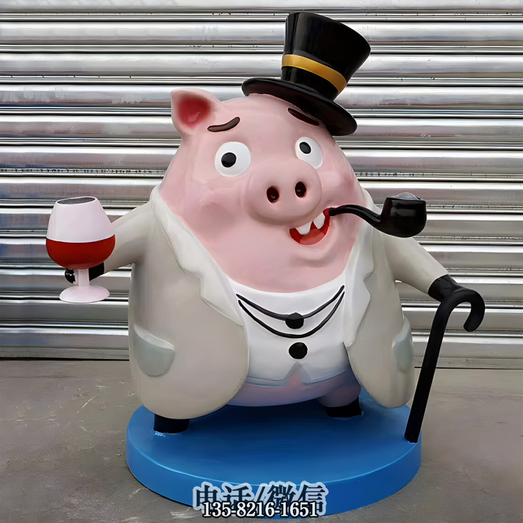 頭戴禮帽手拄拐棍、叼著煙斗拿著紅酒的卡通豬雕塑